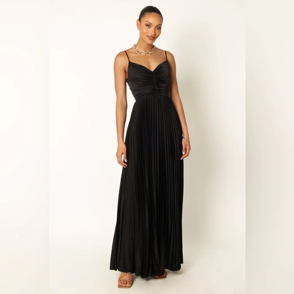 PETAL & PUP NAIRA PLEATED MAXI DRESS - BLACK SIZE 6 B2315 - Picture 2 of 8
